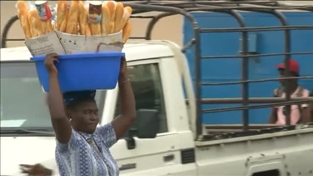 El ébola llega a una zona urbana en El Congo y la OMS alerta a nueve países vecinos para evitar una epidemia