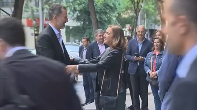 El rey sorprende acompañando a la reina a la final del concurso de monólogos científicos