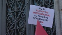 Los pensionistas rodean el Banco de España para pedir que las pensiones se revaloricen de nuevo según el IPC real