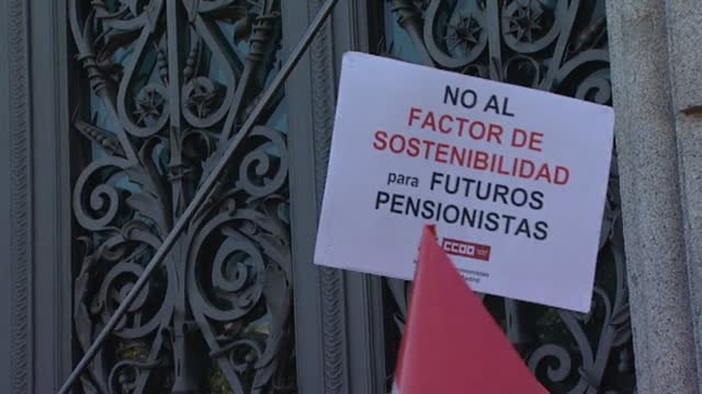 Los pensionistas rodean el Banco de España para pedir que las pensiones se revaloricen de nuevo según el IPC real