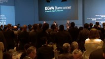 Peña Nieto entrega al presidente de BBVA la Orden del Águila Azteca