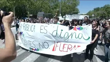 Скачать видео: Cientos de estudiantes protestan en Madrid contra la vuelta de Cifuentes a la universidad