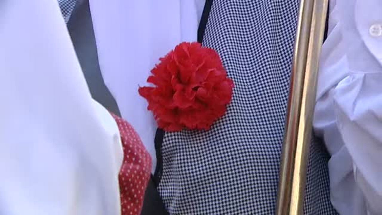 Los claveles, las rosquillas y el agua de santo protagonizan la fiesta de San Isidro en Madrid