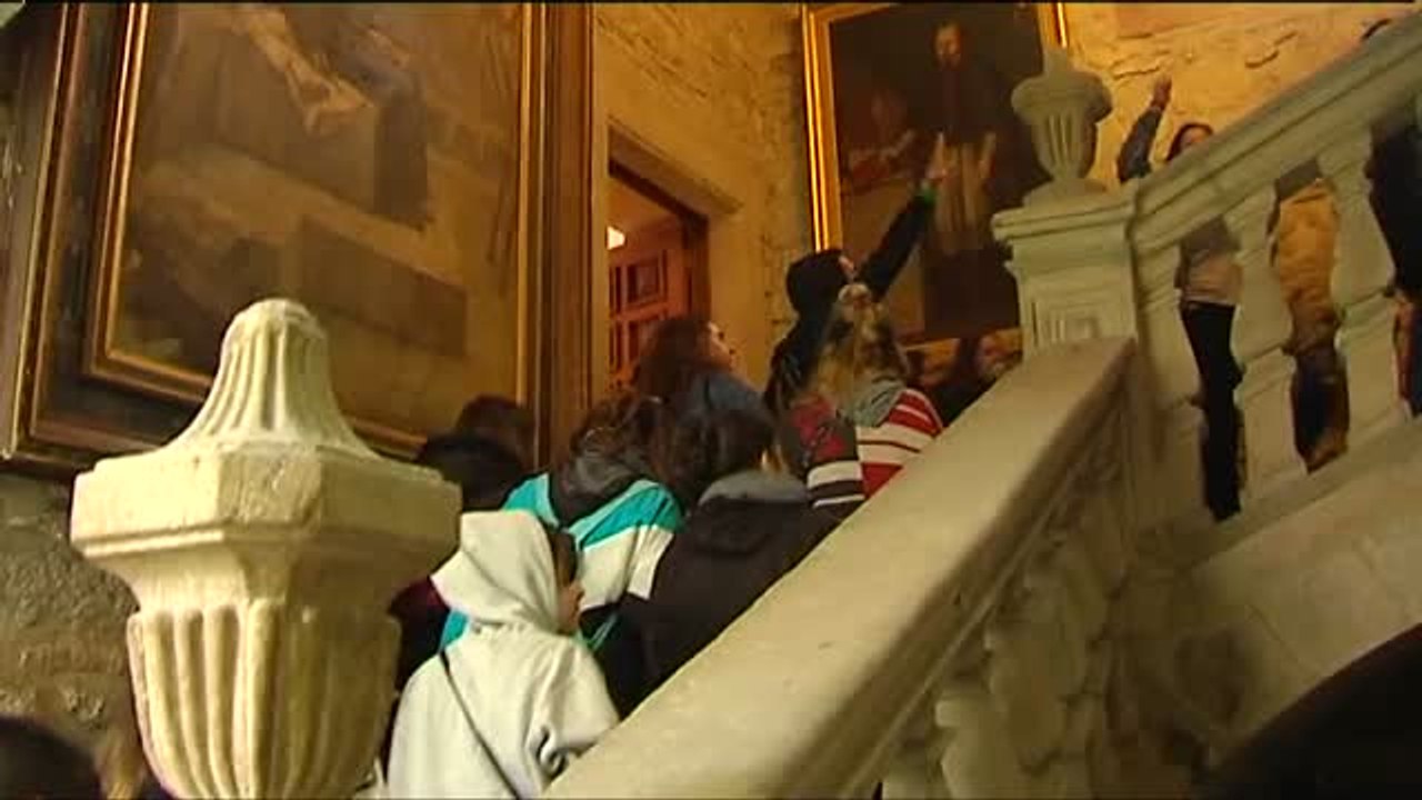 Estudiantes de Santiago toman el rectorado para exigir la inhabilitación de un profesor por defender a 'la manada'