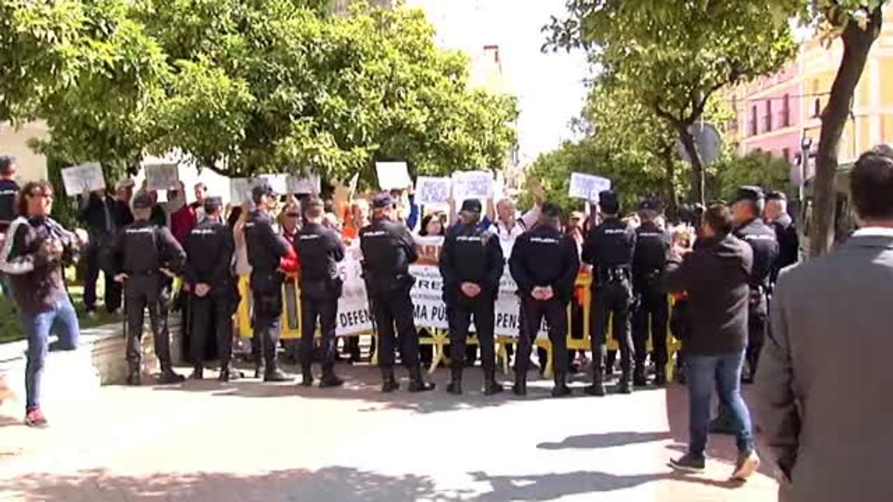 Pensionistas gaditanos reciben a Rajoy al grito de "¡Ladrón, nos robas la pensión!"