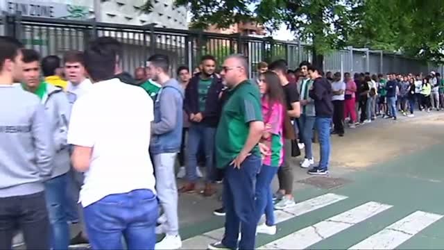 Miles de aficionados se vuelcan con el Betis en el último entrenamiento antes del derbi