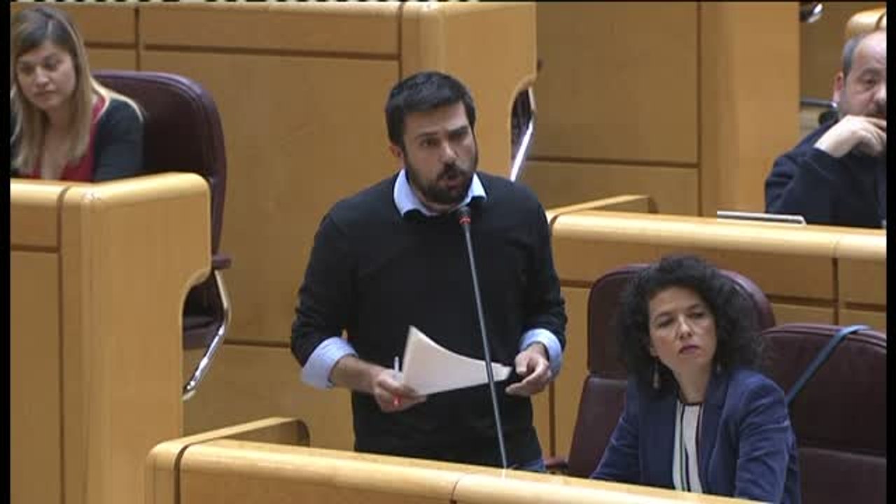 El presidente del Gobierno no habla del máster de Cifuentes ni de "las becas de Errejón"