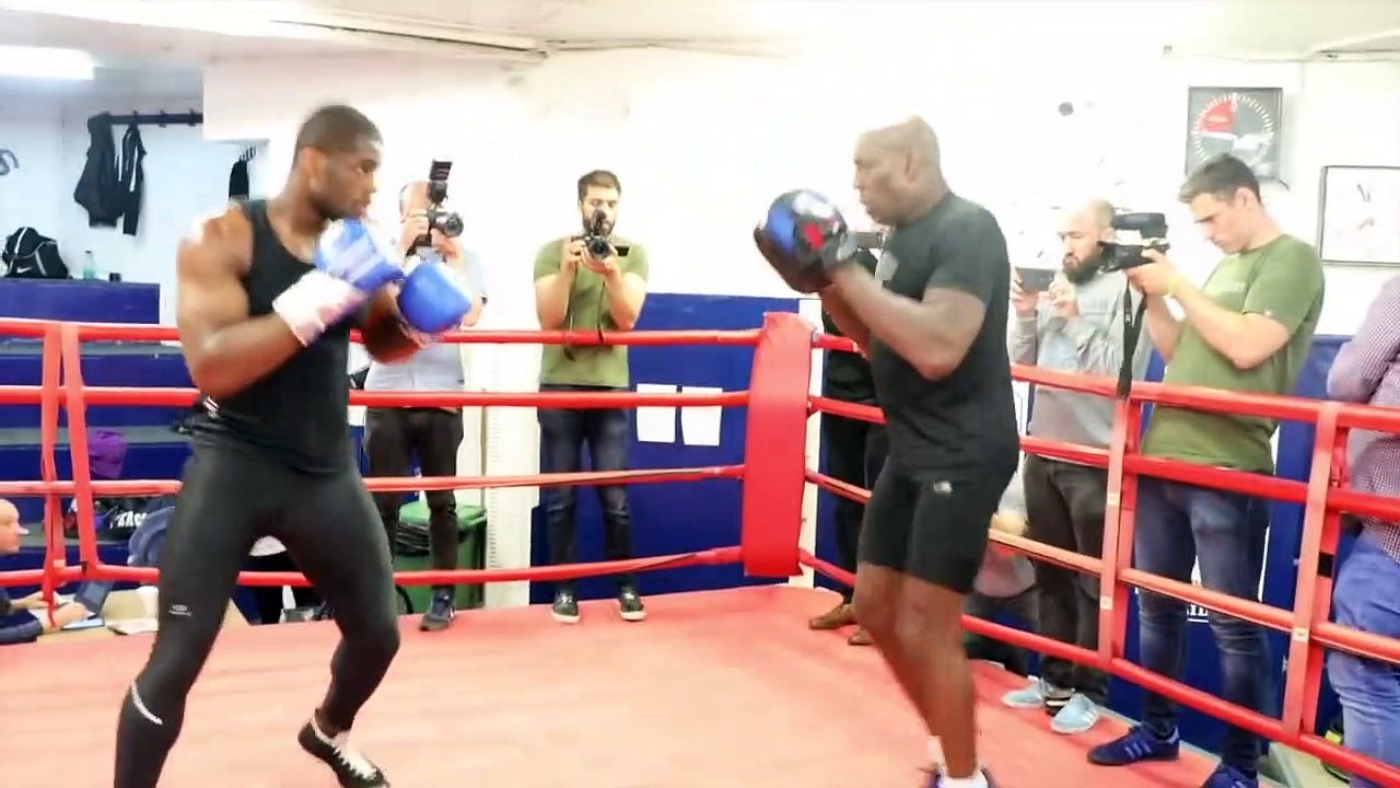 FRANK BRUNO GIVES ADVICE & GUIDES DANIEL DUBOIS IN THE RING, WHO SHOWS HIM HIS POWER ON PADS.