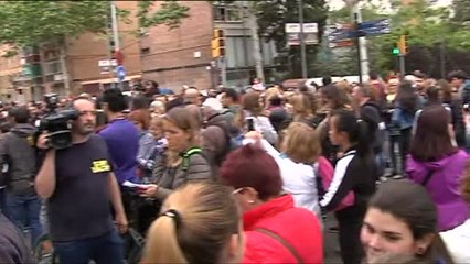 Скачать видео: Vecinos protestan contra la puesta en libertad del 'violador de la Verneda'