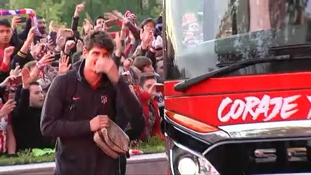 Espectacular recibimiento de la afición del Atlético en el hotel