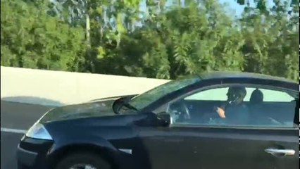 Graban a un conductor tocando la guitarra al volante en Mallorca