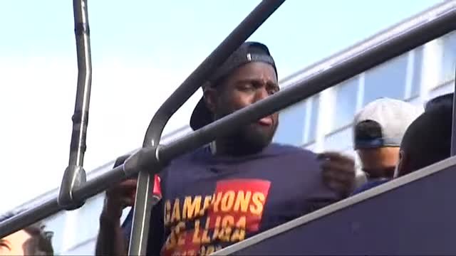 La rúa de los campeones llena las calles de Barcelona