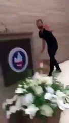 İstiklal Marşı'nın Siyasi Olduğu Gerekçesiyle Okutulmamasını Protesto Eden Genç