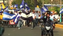 Miles de personas se manifiestan por la paz en Managua