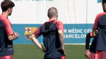 Iniesta protagonista en el entreno de Barça