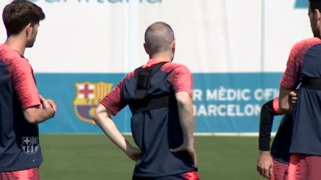 Iniesta protagonista en el entreno de Barça