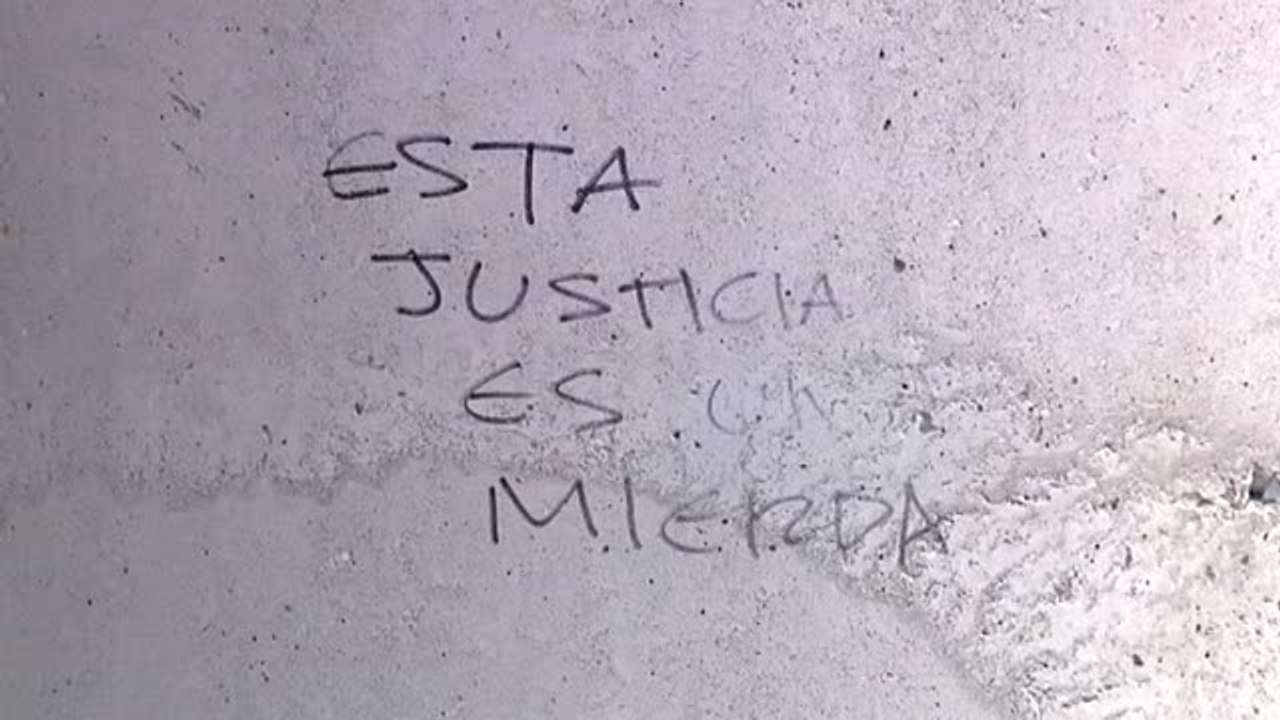 Aparecen pintadas en la fachada de la Audiencia de Navarra