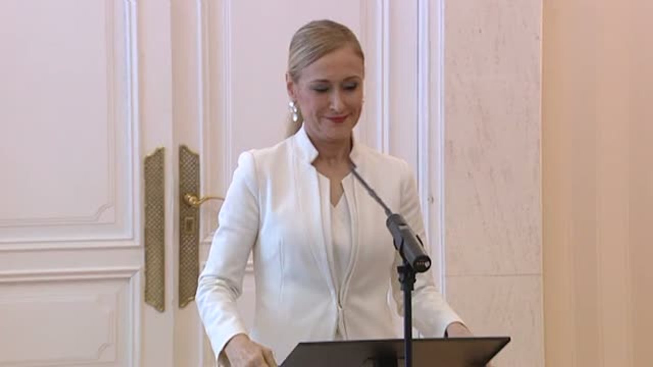 Cifuentes dimite pero se va "con la cabeza muy alta"