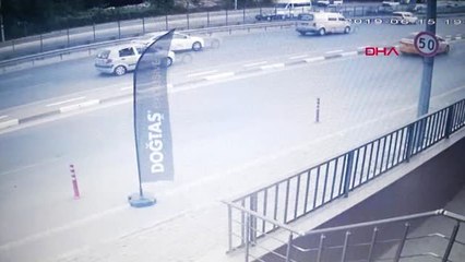 İSTANBUL- - ÇEKMEKÖY'DE ZİNCİRLEME KAZAYA NEDEN OLAN SÜRÜCÜ BÖYLE KAÇTI