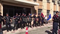 Sulmi ndaj KZAZ-së/ Bardh Spahia del para togave të zeza, 'blindohet' Gjykata e Shkodrës