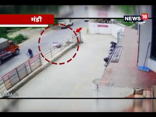 सेना के वाहन ने स्कूटी सवार को मारी टक्कर, तमाशबीन बने रहे लोग