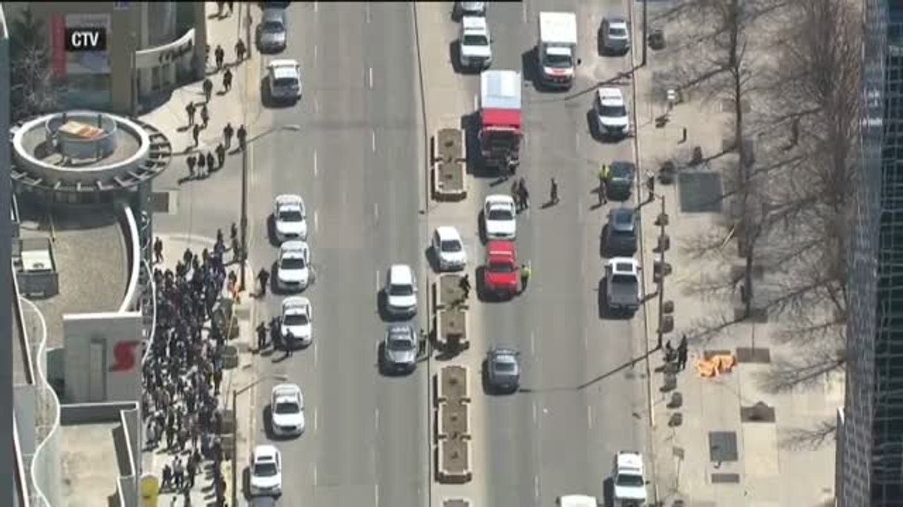 Una furgoneta atropella a una decena de peatones en Toronto