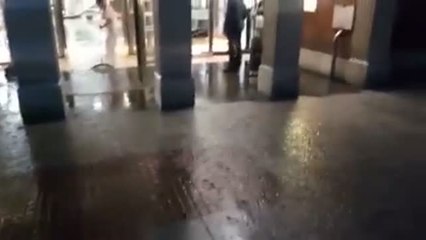 La tormenta anega el Hospital de Cruces