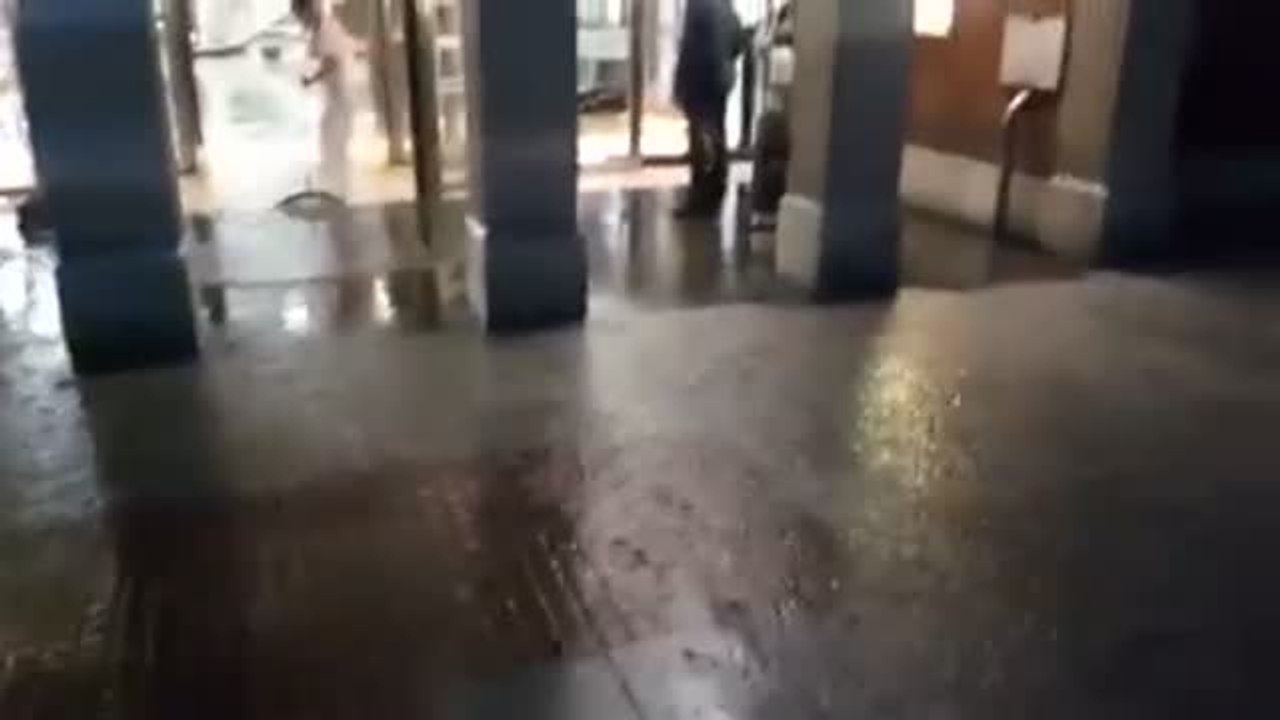 La tormenta anega el Hospital de Cruces