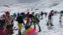 Cientos de esquiadores participan en la sexta bajada en bañador de Sierra Nevada