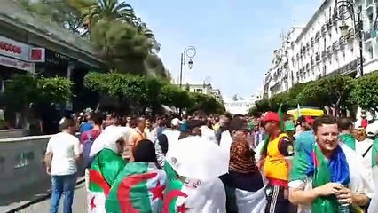 Arrachage des banderoles 'Assemblée constituante souveraine' par la police