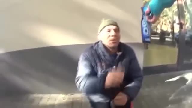 Fiscalía pide 2 años de prisión para el youtuber que dio galletas con dentífrico a un mendigo