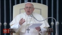 El Papa Francisco pide que se enseñe a los niños a hacer bien la señal de la cruz