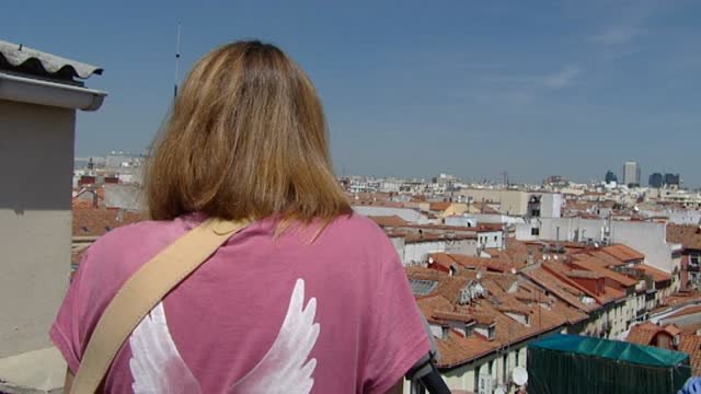 Una ciclista llena de carteles un barrio de Madrid para encontrar a testigos de su accidente