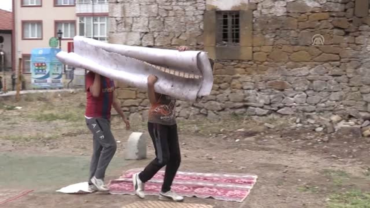 Eski halı ve kilimlerle kendi "halı saha"larını yaptılar - YOZGAT