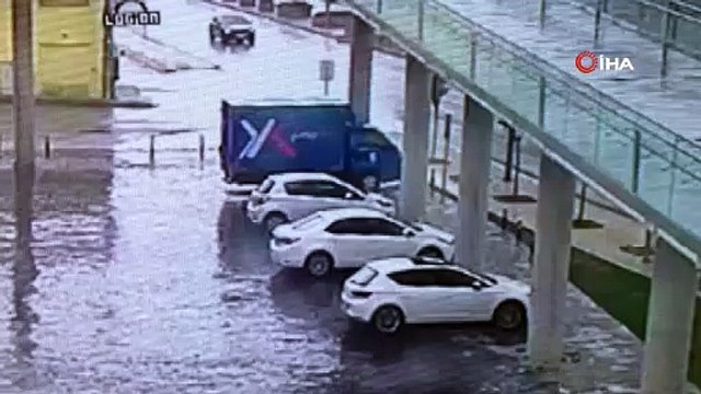 Lüks otomobil otobüs durağına böyle daldı