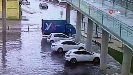 Lüks otomobil otobüs durağına böyle daldı