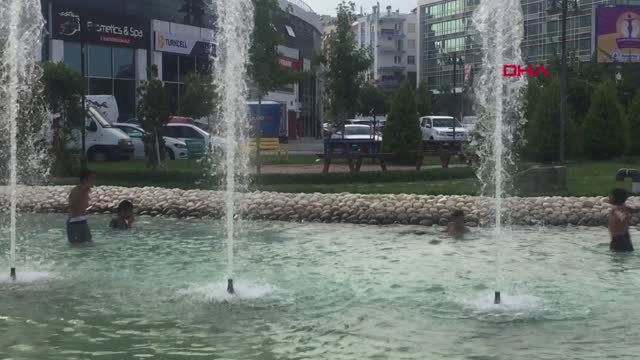 ANTALYA Sıcaktan bunalan çocuklar süs havuzunda serinledi