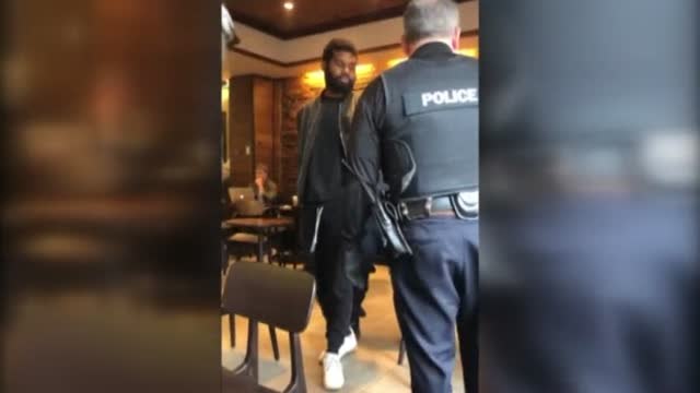 Continúan las protestas en EEUU contra Starbucks tras la detención de dos hombres negros por no consumir nada