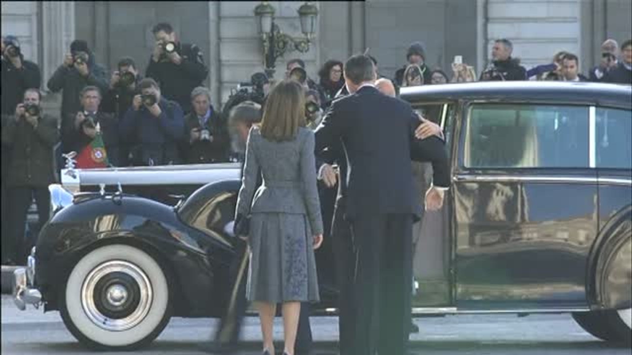 Felipe y Letizia reciben con honores militares al presidente de Portugal