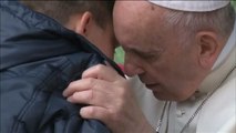 El papa Francisco consuela a un niño preocupado por el alma de su padre ateo