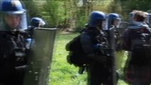 Un grupo de ecologistas en Nantes protestan bailando ante los antidisturbios