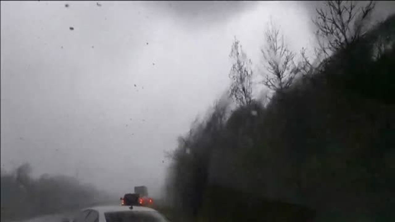 Un tornado sorprende en Arkansas a un grupo de vehículos que viajaban por carretera