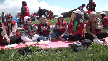 Hakkari'ye gelen 45 üniversiteli, Berçelan Yaylası'nda kayak yaptı