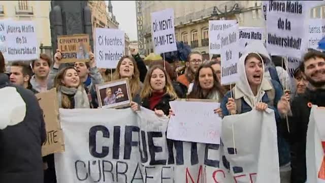 Estudiantes se manifiestan en Sol para pedir la dimisión de Cifuentes y del rector de la URJC