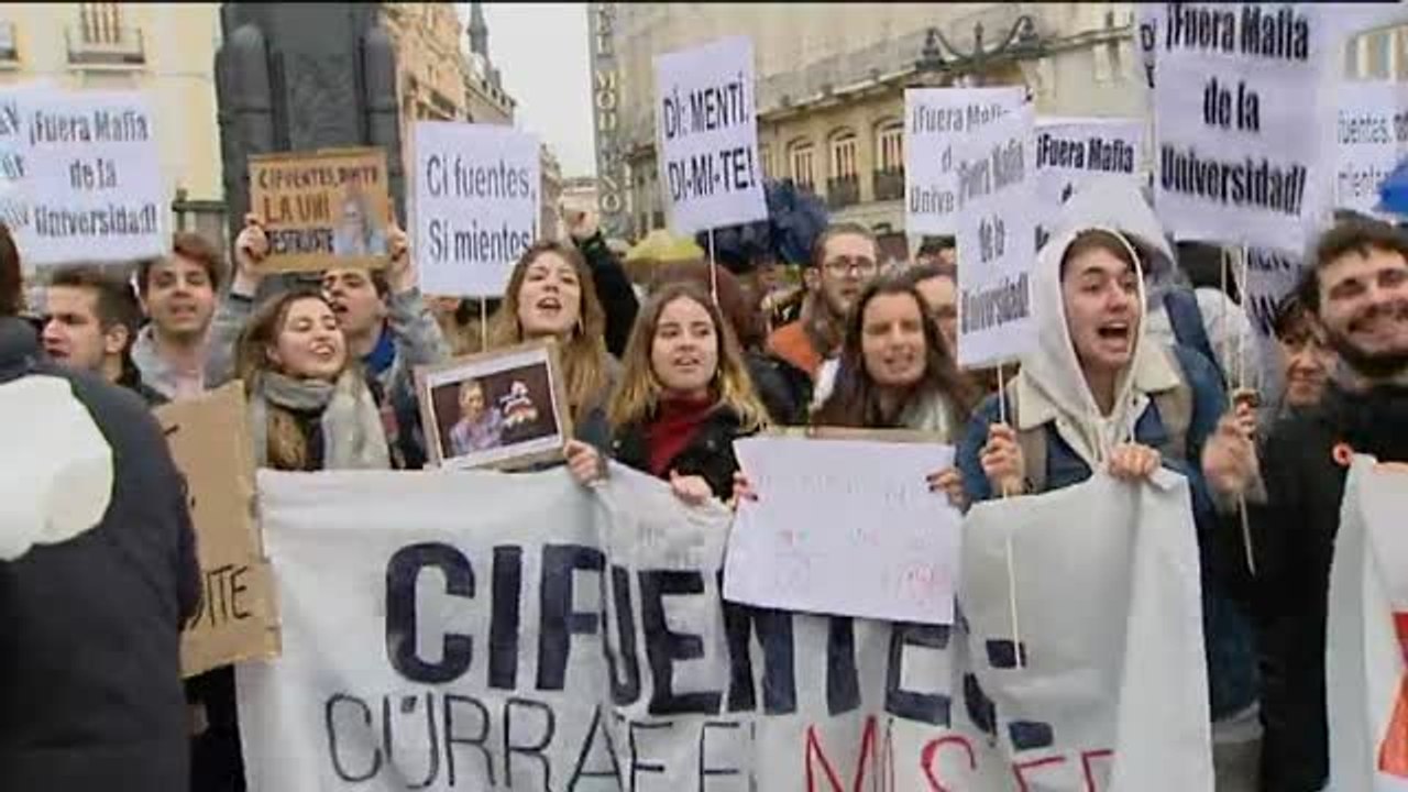Estudiantes se manifiestan en Sol para pedir la dimisión de Cifuentes y del rector de la URJC