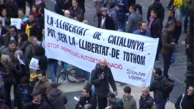 Miles de personas se manifiestan en Catalunya contra las detenciones de los CDR
