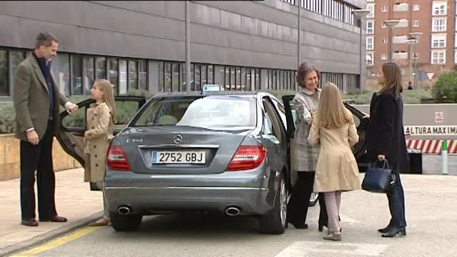 Doña Sofía posa orgullosa junto a sus nietas a la entrada del hospital
