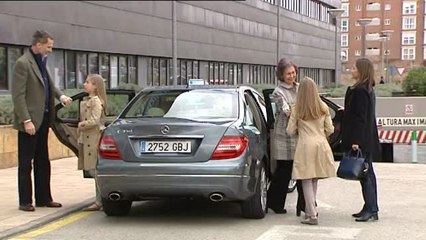Doña Sofía posa orgullosa junto a sus nietas a la entrada del hospital