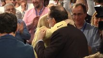 Cifuentes y Rajoy se abrazan en medio de la polémica del máster