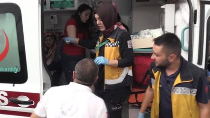 Tur midibüsü ile otomobil çarpıştı: 27 yaralı